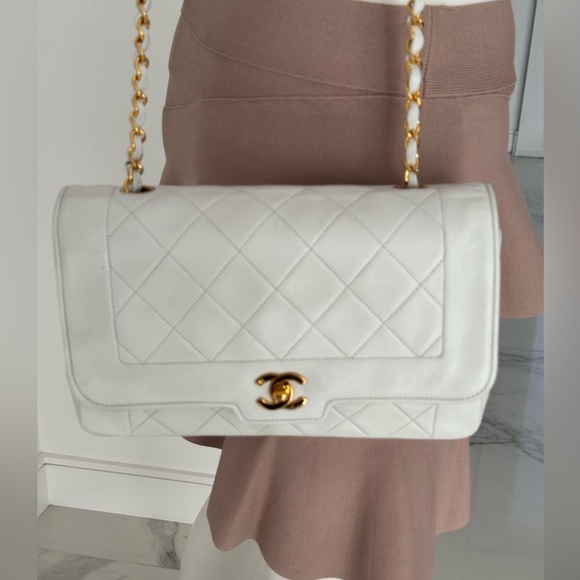 CHANEL Vintage 1-Series 1990s White Lambskin Quilted Flap Bag Gold CC Lock GHW!! - Picture 5 of 17